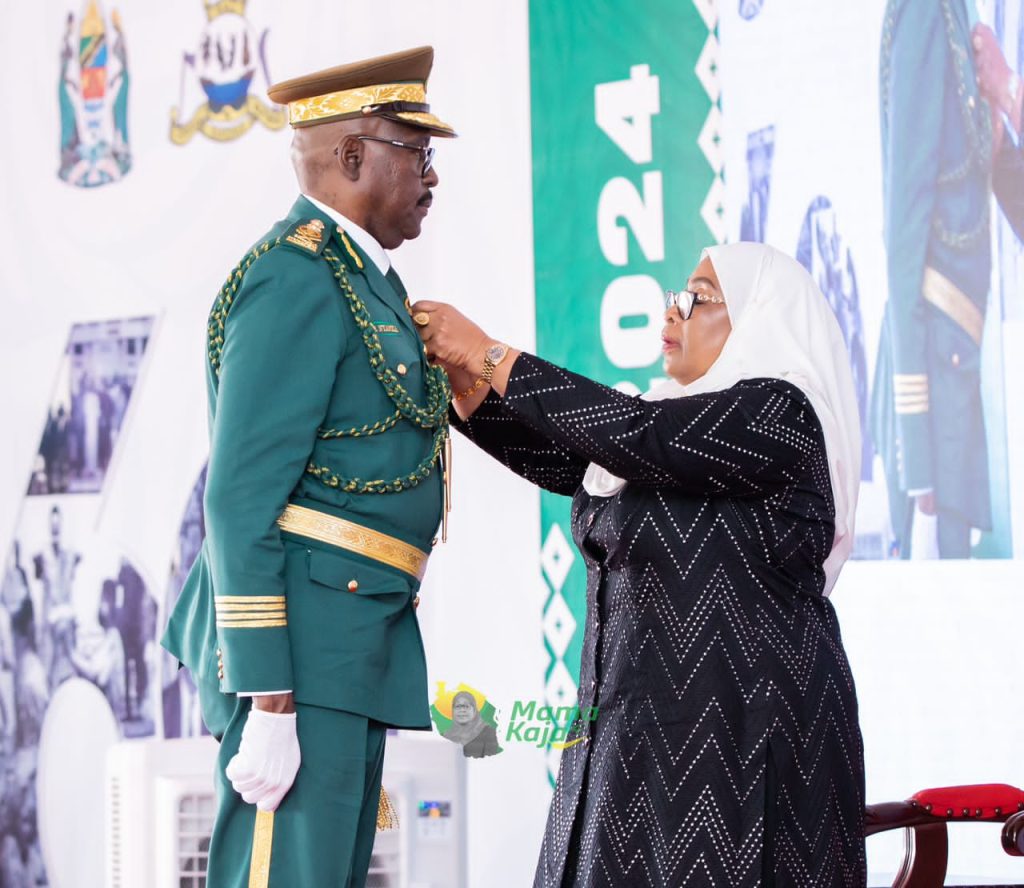 RAIS SAMIA ATUNUKU NISHANI ZA MIAKA 60 YA MUUNGANO KWA WASTAAFU - New ...