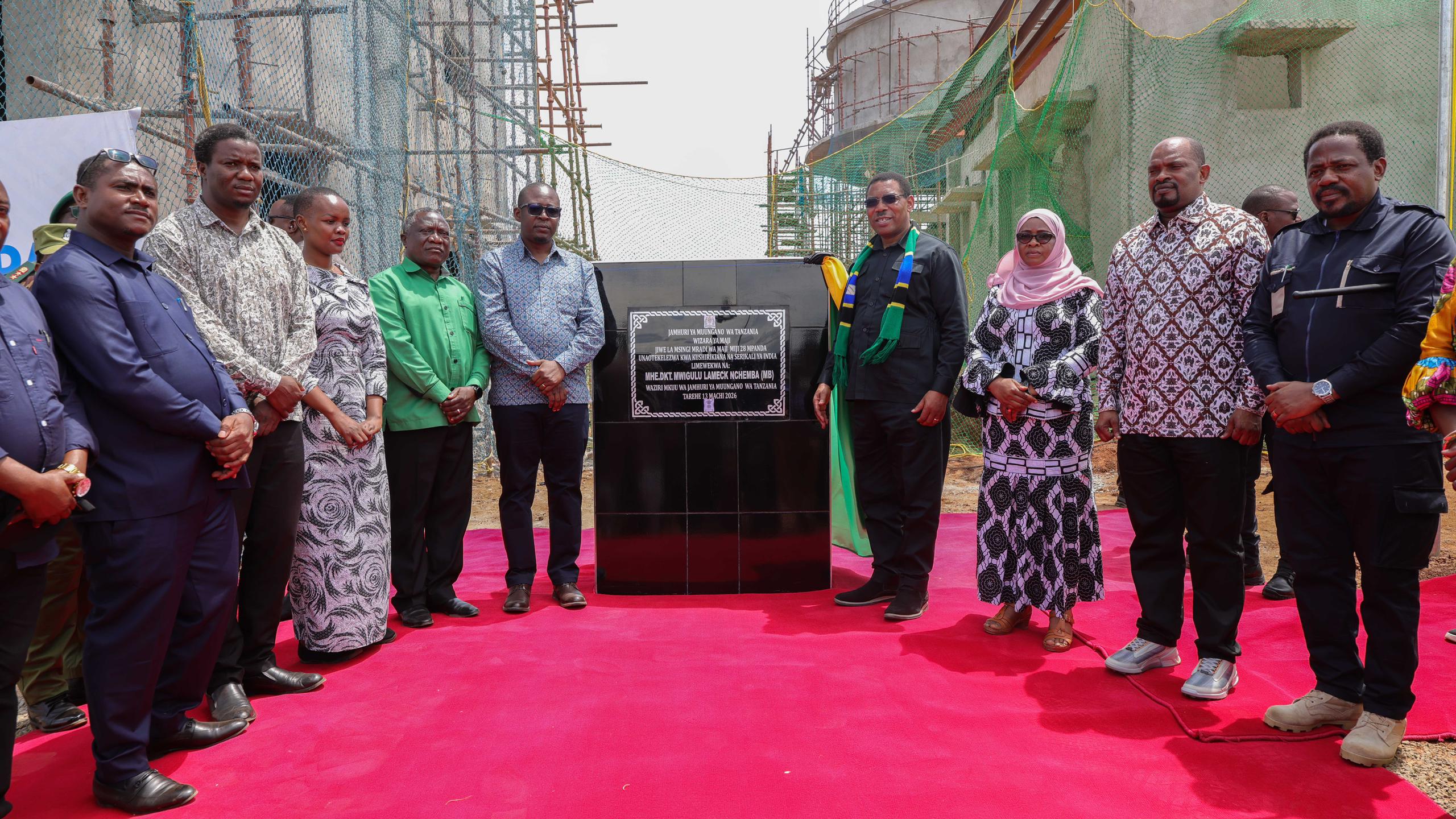 DKT. MWIGULU AWEKA JIWE LA MSINGI MRADI WA MAJI WA MIJI 28, CHAMWINO DODOMA.